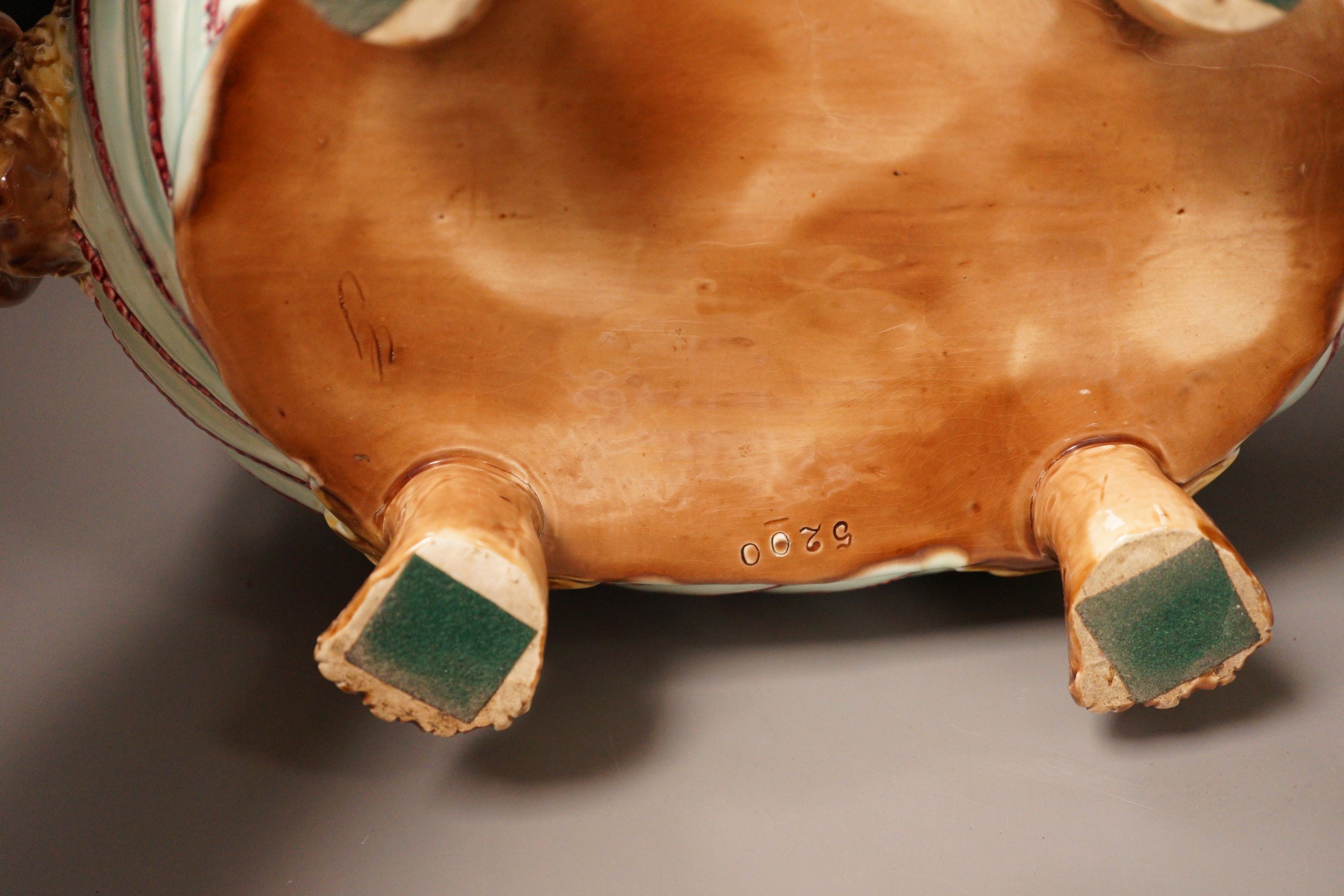 A Continental majolica tureen and a tea caddy, largest 32cm